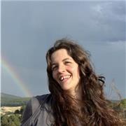 Profesora apta para edades de primaria, estudiando el grado de maestro de educación primaria